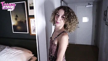 Маленькая сисечка Элли Аддисон получает кремпай от босса