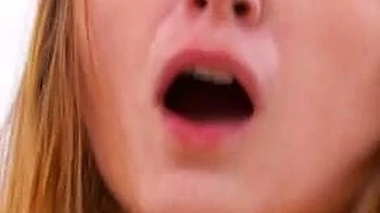 Ophelia Dust bringt dich mit Deepthroat und Masturbation zum Mehrfachorgasmus