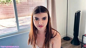 Pequeña morena monta gran polla negra en POV casero