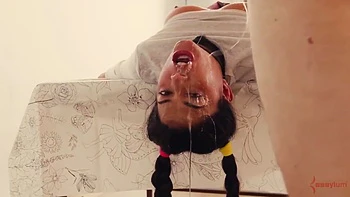 Milf fickt ihren geilen Arsch anal