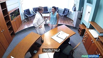 Kurviges Büro-Teen saugt großen Schwanz und wird gefickt