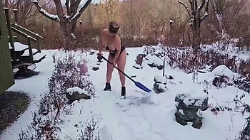 Dia de neve com minha mamãe peituda - MILF amadora fodendo ao ar livre