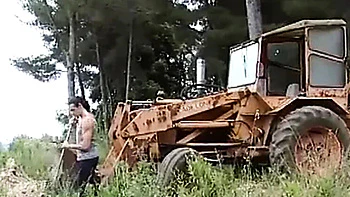 MILF blonde suce et se fait doigté en extérieur