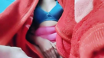 Adolescente indiana dá boquete e se fode com os dedos de uniforme escolar