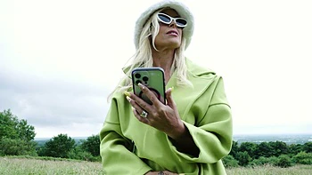 Luke Hardy fickt langhaarige Milf im Cowgirl & Reverse