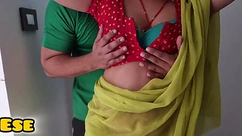 Bhabhi laisse Devar baiser ses gros seins naturels brutalement