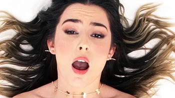 Madura tetona cachonda sorprende a su hijastro masturbándose y lo folla