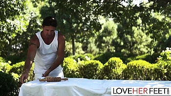 Gros seins baisent pieds avec Tatiana Alvarez