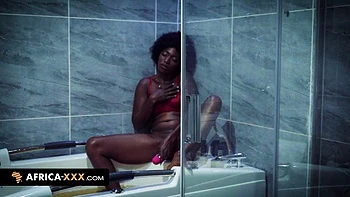 Brünette Babe masturbiert sich solo in der Badewanne