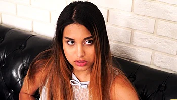 Roxy Lips rembourse sa dette avec une pipe profonde sauvage