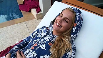 Sasha quer teu pau agora! Teen blowjob POV