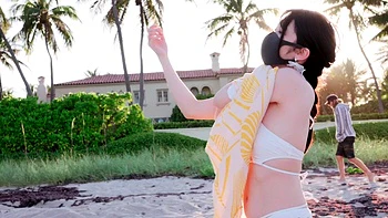 Schlanke asiatische Babe solo am Strand