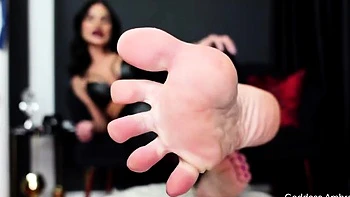 Deusa Ambra lambendo pés intensamente