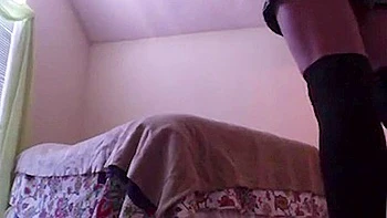 Пышная любительница ебется с огромным черным членом в жопу