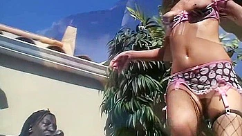 Rubia Hillary Scott recibe creampies anales interracial