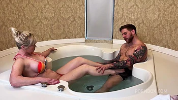 Блондинка с большой жопой жестко трахнута в джакузи