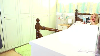 Tia Jade de peitos grandes se masturbando POV