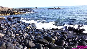 Блондинка Кэнди Лишес ласкает киску на пляже