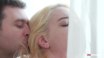 Kenna jouit en squirting après masturbation intense