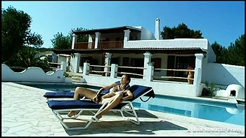 Lésbicas Eufrat & Keana Moire fodem ao ar livre com brinquedos