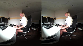 Secretária descobre fetiche femdom nos pés do chefe