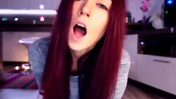 Babe amateur sudorosa masturbándose sola