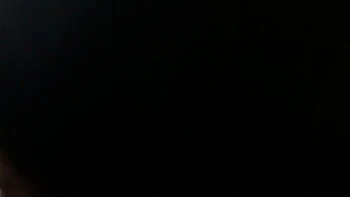 Jeune tamoule suce grosse queue noire en gros plan