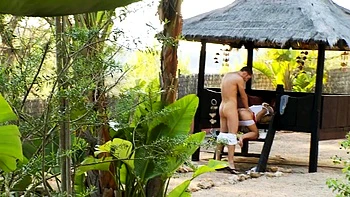 Stephanie Elisse follada a cuatro en bungalow privado