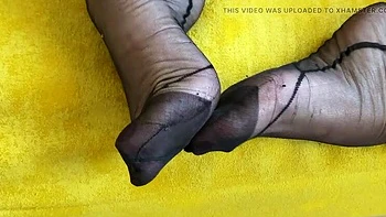 Tía madura muestra grandes tetas naturales con vestido transparente y faja