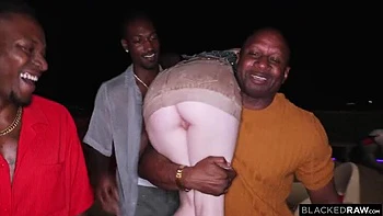 Kleine Rothaarige Madi Collins erstes BBC Gangbang DP & Knebel