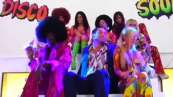 Bruneta com pau duro satisfaz três garotas