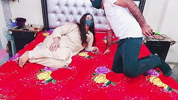 Indische Teen hat ersten rauen Analfick und Creampie mit Desi-Tante