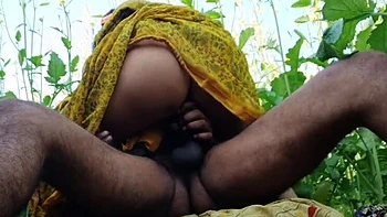 Desi Bhabhi duro en campo de mostaza - polla grande en boca y culo