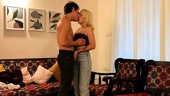 Любительская блондинка делает минет и трахается сзади