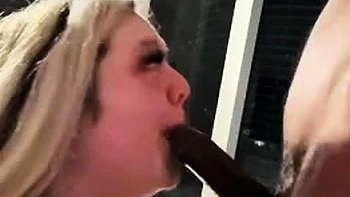 Blondes Amateurmädchen bekommt harten interracial Arschfick