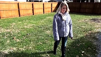 Rubia amateur follada y cosquilleada en público