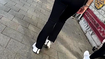 Bunda apertada e fetiche por pés ao ar livre