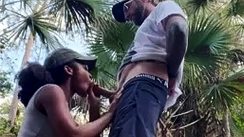 Amateur Schwarze bläst draußen POV