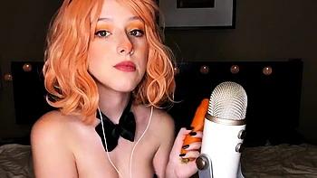 Teen ruiva coelha come cenoura ASMR safada
