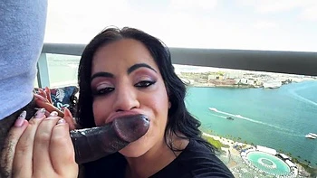 Lissa Aires com bunda enorme fodida interracial no cachorro e boquete