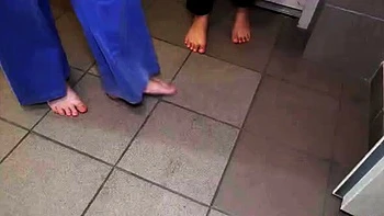 Loiras lambendo pés em trio