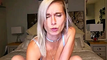 Блондинка в нижнем белье дрочит и трахается