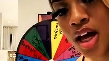 Irene se masturba na ducha com close-up