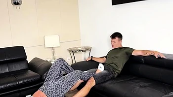 Impératrice Sheena tabasse MILF en domination