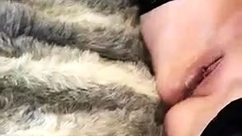 Брюнетка MILF-рабыня трахнута с кончой в позе догги