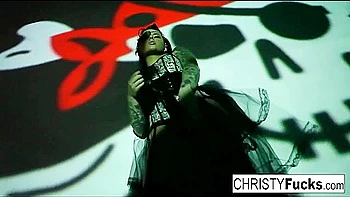 Christy la pirata folla su coño mojado y apretado