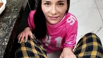 Hija política muestra pussy y hace blowjob para quedarse