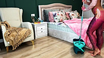 Голая азиатка с росписью моется фетиш соло