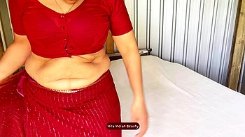 Hiras geile Fantasie in rotem Saree und blauer Wäsche