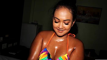 Thailändische MILF fingt ihre geile asiatische Fotze